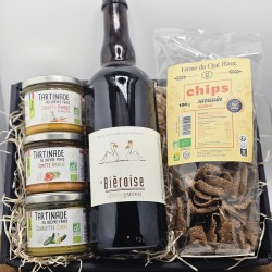 Panier apéro bio de Touraine, photo avec bière artisanale, trois bocaux de tartinades et chips de sarrasin