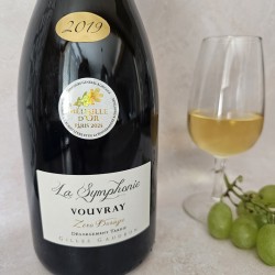 Vouvray La Symphonie 2019 médaille d'Or CGA et verre de vin blanc servi