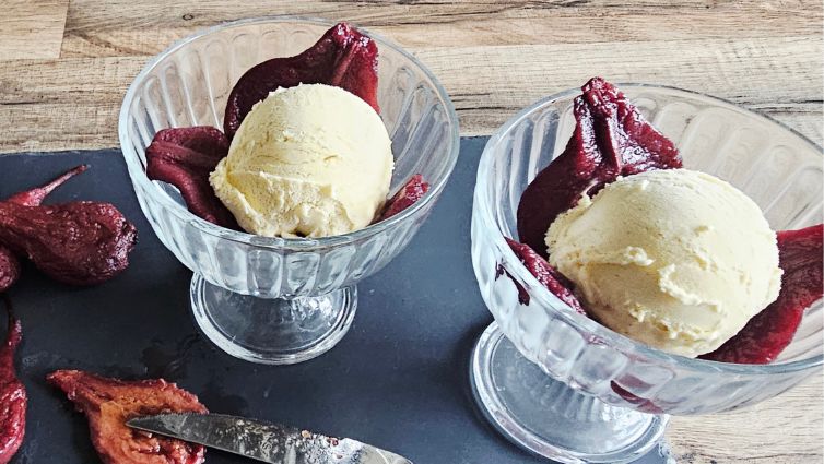 Chaque boule de glace vanille est servie avec des poires au vin rouge.