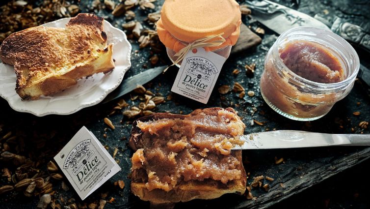 Tranche de brioche dorée tartinée de délice artisanal de poire