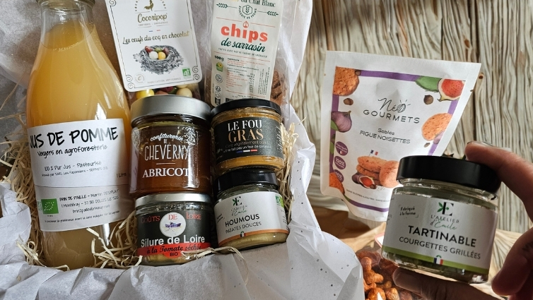Préparation d'un coffret cadeau soigné avec calage fibre et papier de soie