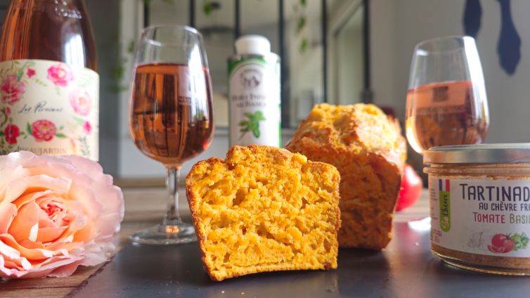 Cake au chèvre tranché servi avec deux verres de vin rosé de Loire.