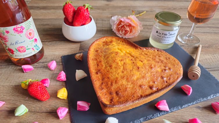 Gâteau cœur au miel d'acacia, vin rosé, fraises fraîches et berlingots.