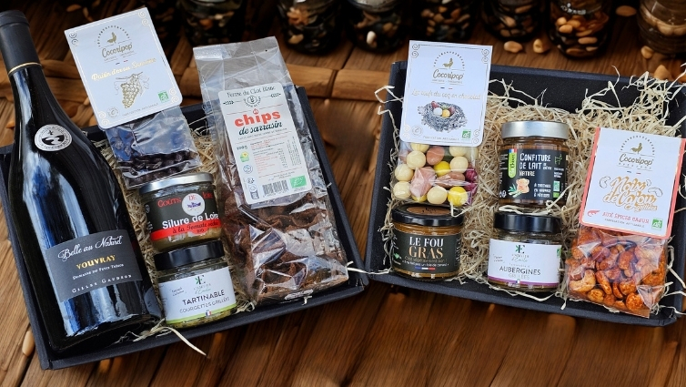 Deux coffrets gourmands 100 % bio du terroir, l'un avec bouteille, l'autre sans