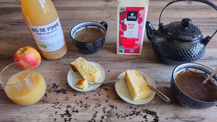 Parts de gâteau au miel, thé Baiser Sucré et jus de pomme bio artisanal.