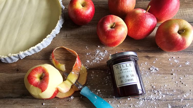 Ingrédients de la tarte: pommes Gala rouges, pâte feuilletée et pot de confit de Vin de Chinon