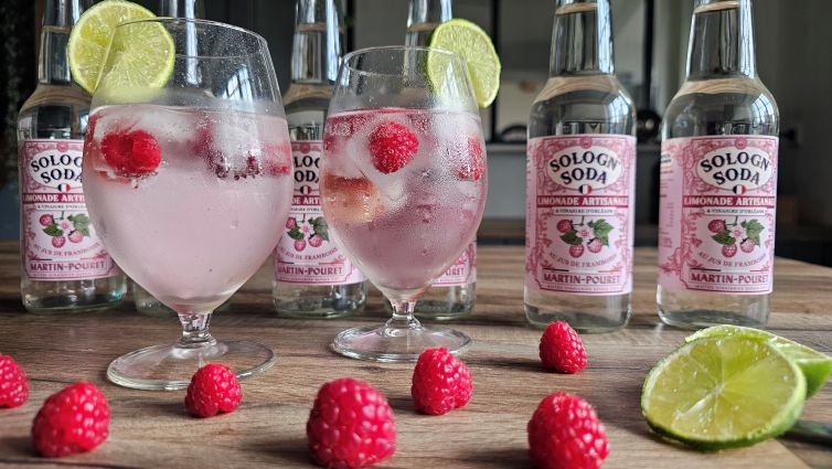 Deux verres de Sologn'Soda, rondelles de citron vert et glaçons framboise
