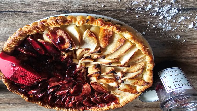 Nappage au pinceau du confit de vin de Chinon de Laurent sur la tarte aux pommes chaude