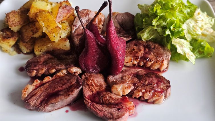 Magret de canard aux poires tapées réhydratées au Chinon, pommes de terre et salade