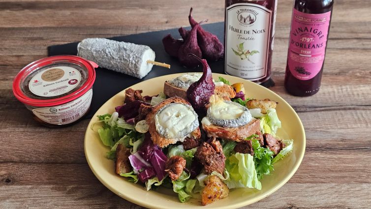 Salade tourangelle: rillons de Tours, poires tapées, toasts de Sainte-Maure et pommes de terre