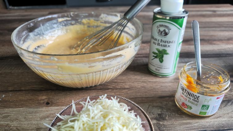 Préparation de la pâte au fouet avec tartinade de chèvre et huile au basilic.