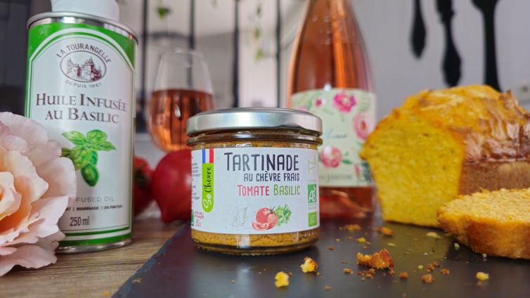 Cake apéritif tartinade au chèvre, huile au basilic et vin Rosé de Loire frais.