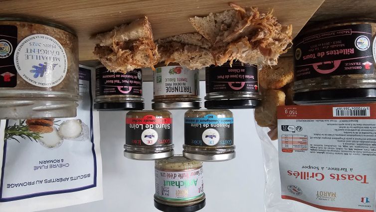 Rillettes de Tours IGP étalées sur une belle tranche de pain et bocaux de 5 autres spécialités.