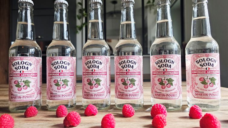 Six bouteilles de Sologn'Soda au vinaigre de framboise et framboises fraîches