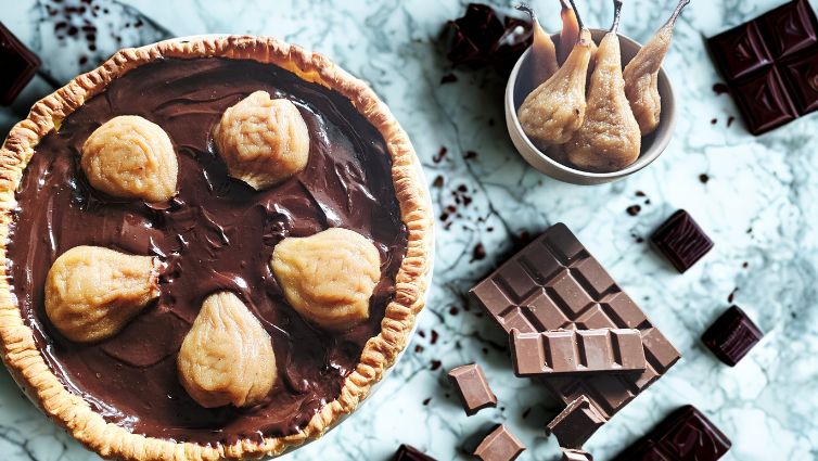 Tarte au chocolat entière aux poires réhydratées pour le dessert.