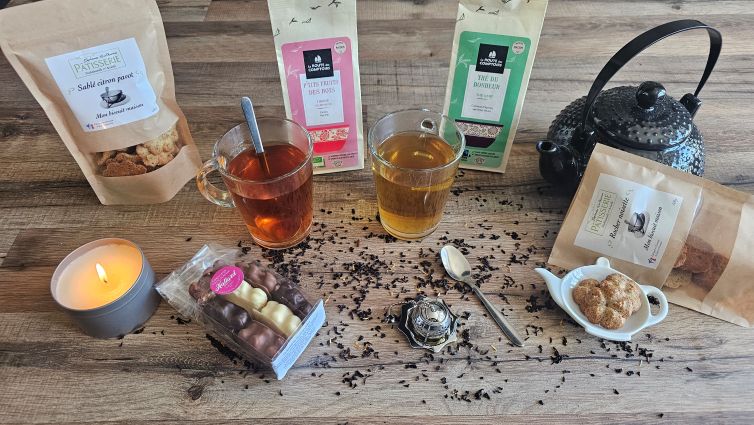 Instant cocooning verres de thé ou tisane, sablés, oursons guimauve chocolat.