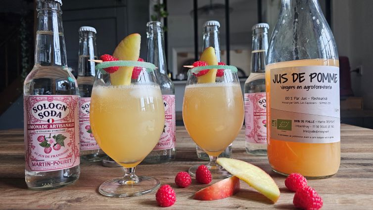 Verre givré de Terroir Mix avec brochette de framboises et pomme.