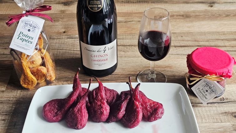 Les poires sèches Maison Hérin révélées par un pochage au vin de Chinon: alliance de caractère pour vos plats et desserts.