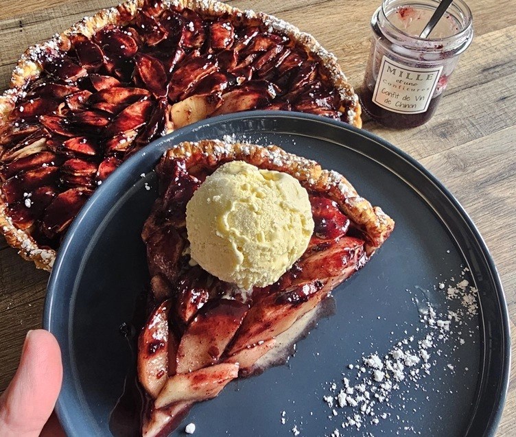 Tarte fine aux pommes façon vigneronne au confit de Chinon