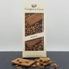 Tablette artisanale de chocolat au lait aux spéculoos entier visibles par transparence
