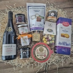 Coffret gourmand Terroir de Chinon avec vin rouge AOP et 10 spécialités locales