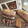 : la légende peut être Carrés de chocolat au lait spéculoos présentés avec la recette noisettes